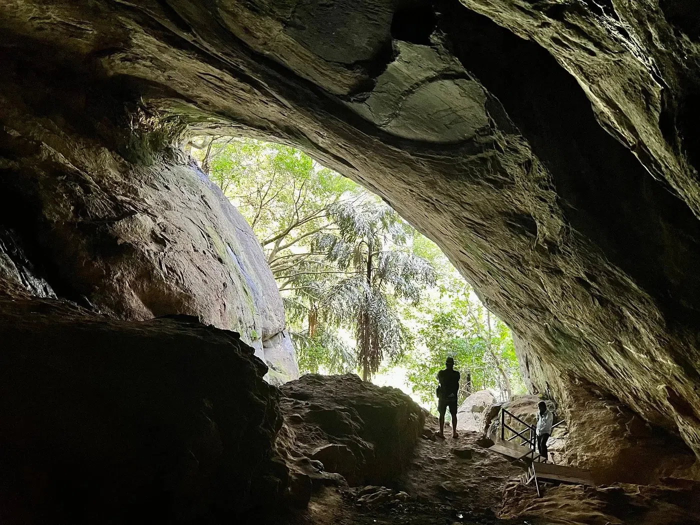 Ravana Cave and Ella mountain scenery