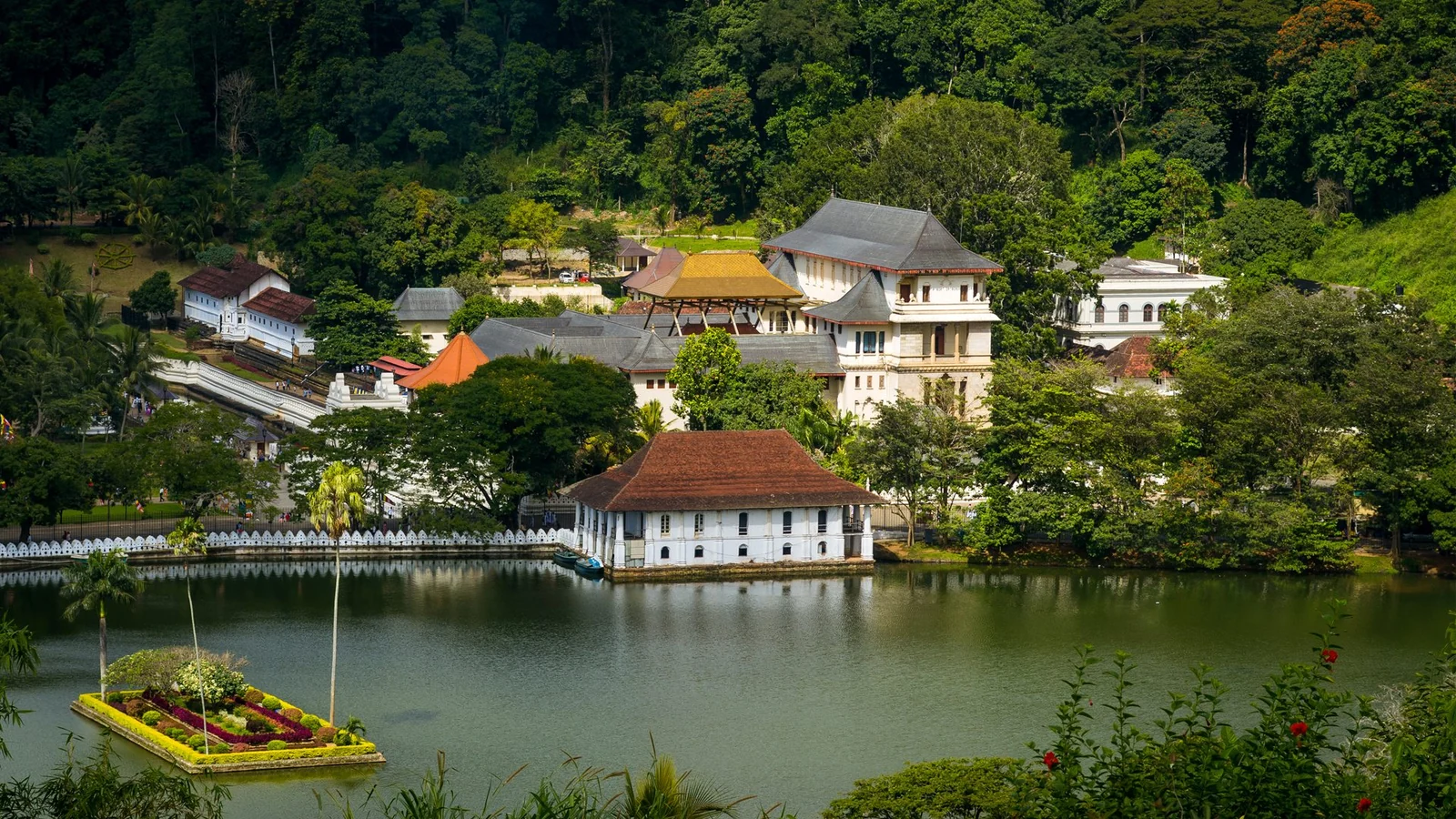 Kandy Lake and the Temple of the Tooth area