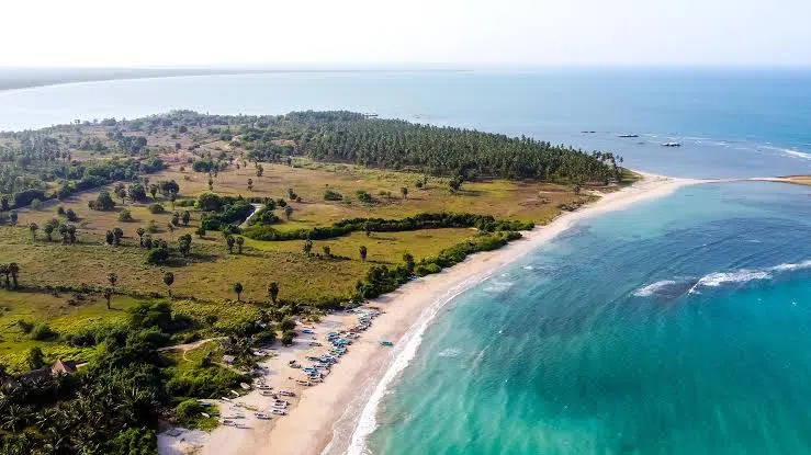 Shallow turquoise water at Pasikuda beach