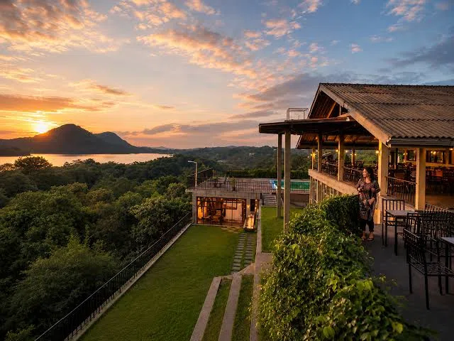 Luxury hotel in Kandy overlooking the hills