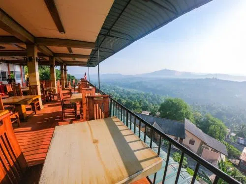 Luxury hotel in Kandy overlooking the hills