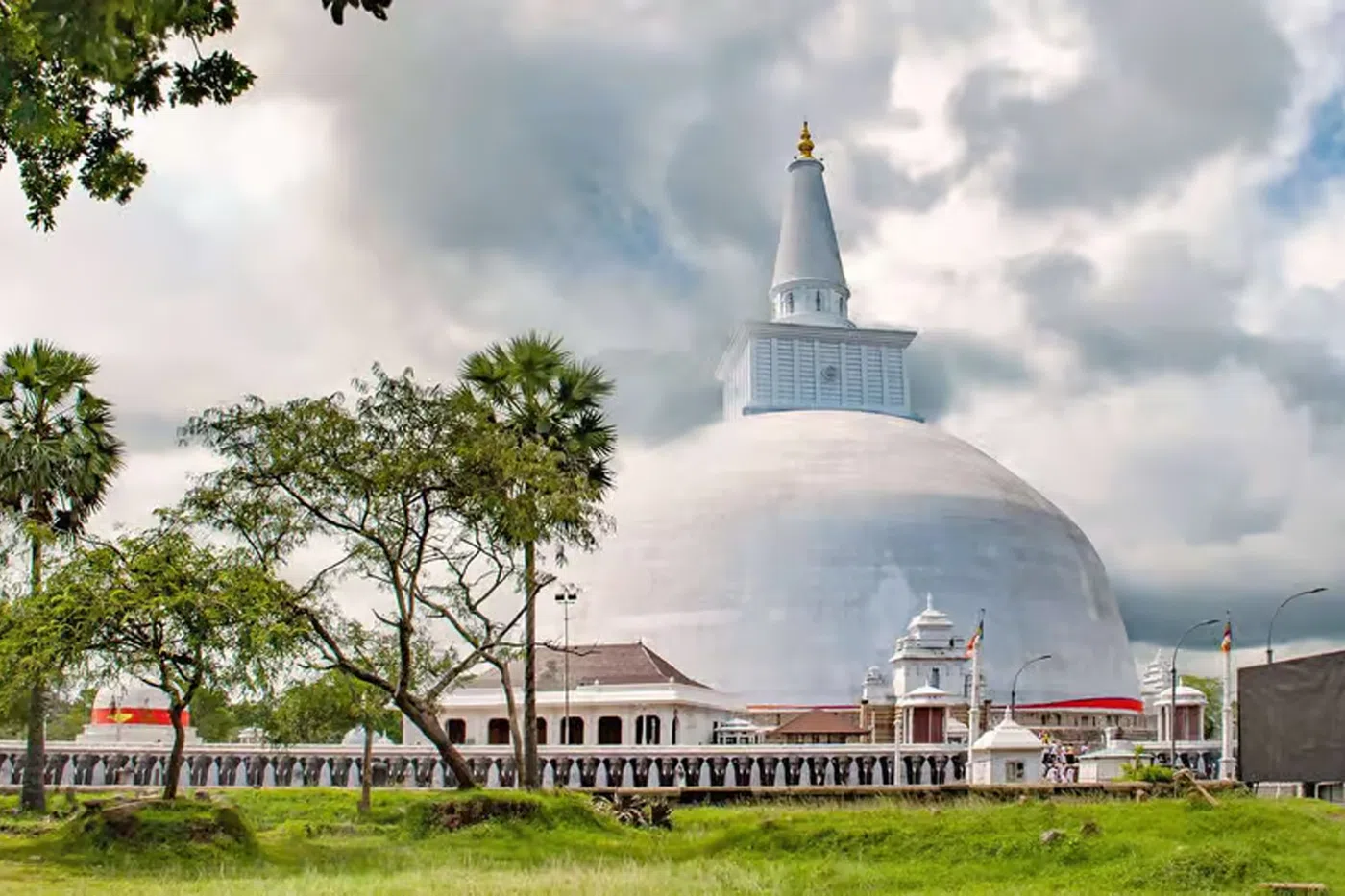 Ruwanwelisaya stupa in Anuradhapura